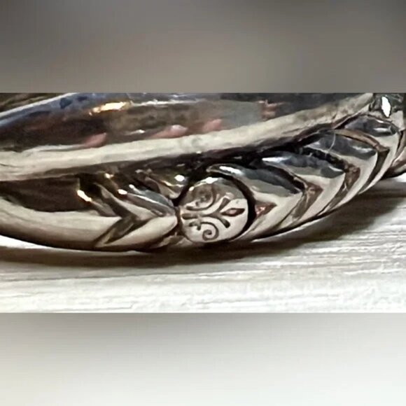 Andrea Candela Sterling Silver & 18k Yellow Gold Textured Crossover “Linea” Ring - Picture 6 of 11